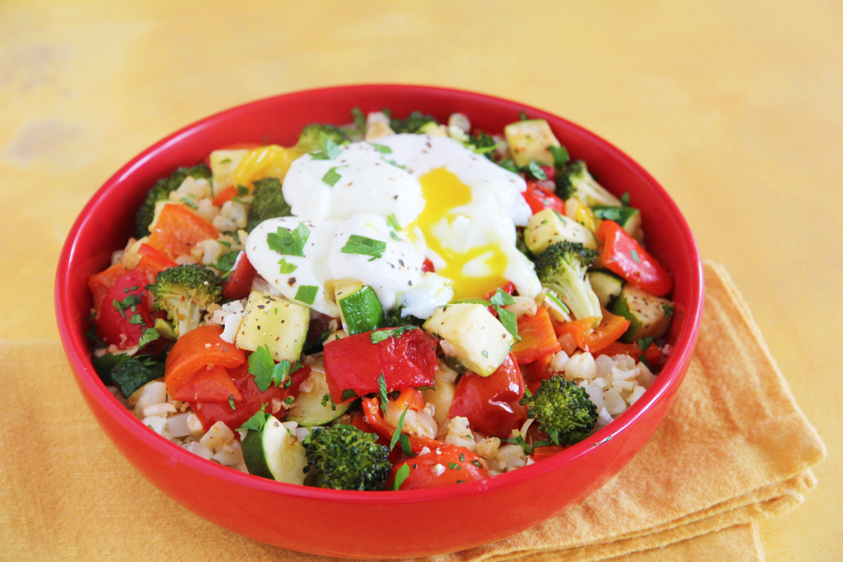 Tazón vegetal y huevos escalfados &ndash; Dr. Kellyann