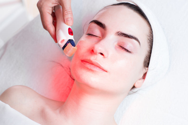 woman laying on bed getting the benefits of red light therapy