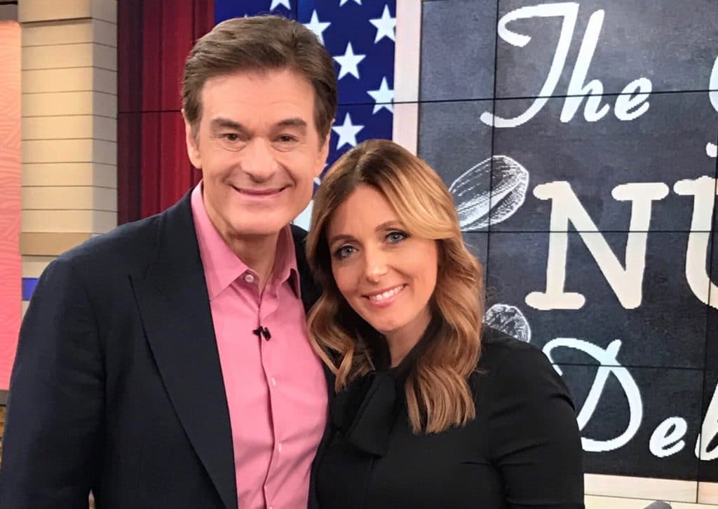 Dr. Kellyann and Dr. Oz posing on set