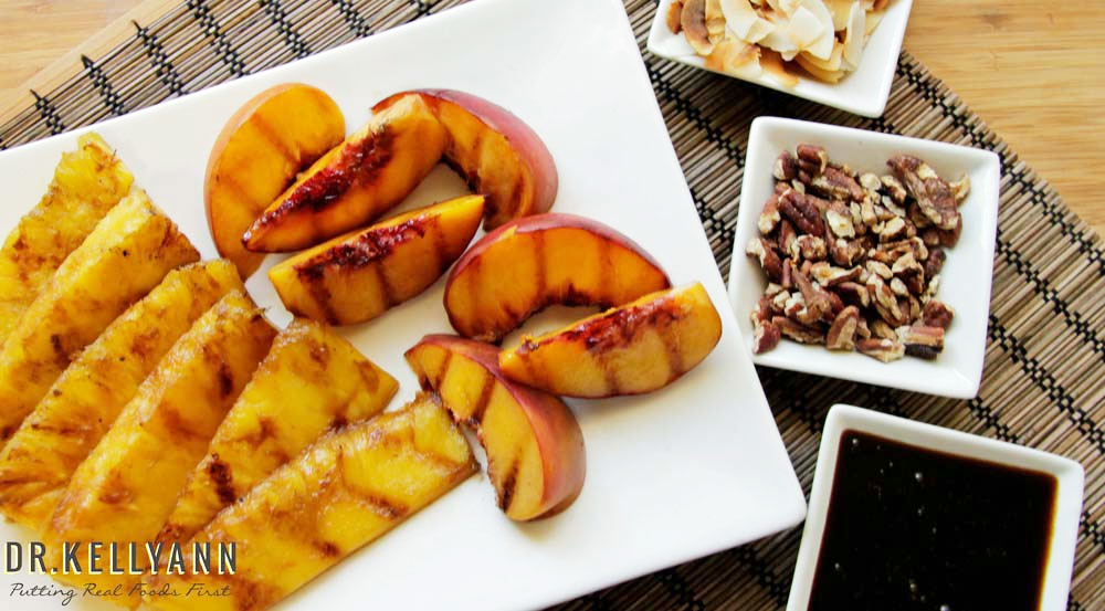 Fruits grillés gluants avec noix de coco et pécans