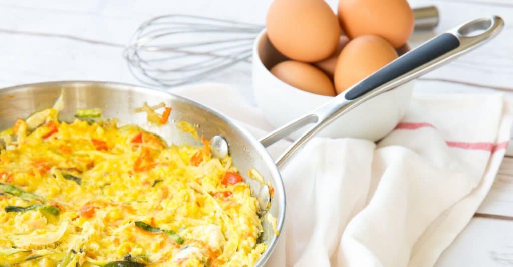 Kimchi omelet in a pan